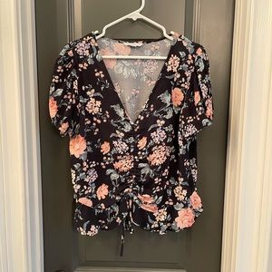 American Eagle shirt with cinching at the center